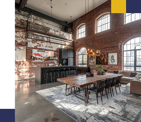 Grote, lichte keuken in loftstijl met hoge plafonds en grote ramen in donkere tinten.