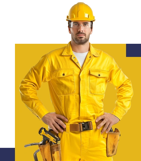 Een man in een gele werkpak met een helm op zijn hoofd staat met zijn handen op zijn heupen.